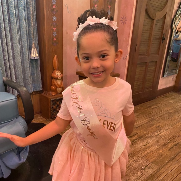 Meet your Posher, Olivia - Picture 1 of 1